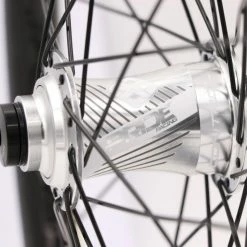 PAIRE DE ROUES PRIDE GRAVITY PRO AERO UD GLOSS DISC - MOYEUX POLISH -VTT Sales Shop paire de roues pride gravity pro aero ud gloss disc moyeux polish 2