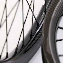 PAIRE DE ROUES PRIDE GRAVITY PRO AERO UD GLOSS DISC - MOYEUX POLISH -VTT Sales Shop paire de roues pride gravity pro aero ud gloss disc moyeux polish 4